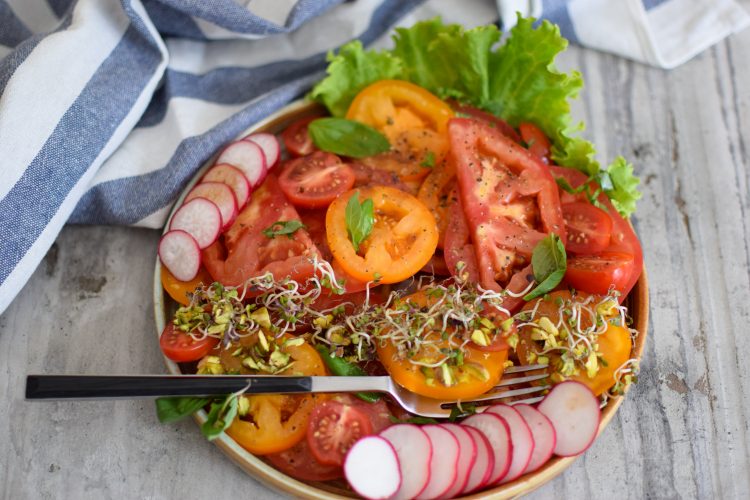 Spalvingos pomidorų salotos