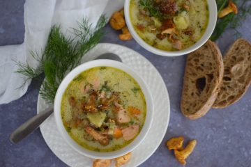 Šviežių voveraičių sriuba su daržovėmis ir lašiša