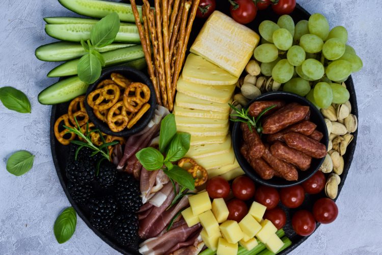 Užkandžių lenta su sūriu mėsytėmis daržovėmis uogomis vaisiais